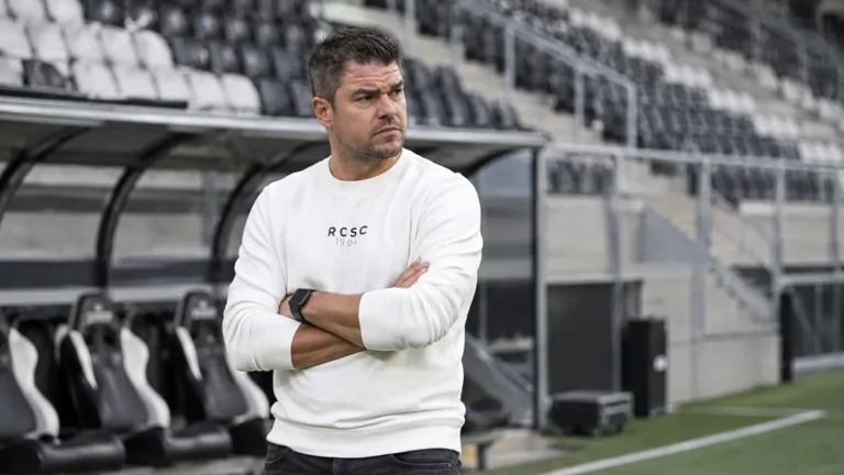 Mario Kohnen in een rustige technische zone van een leeg voetbalstadion.