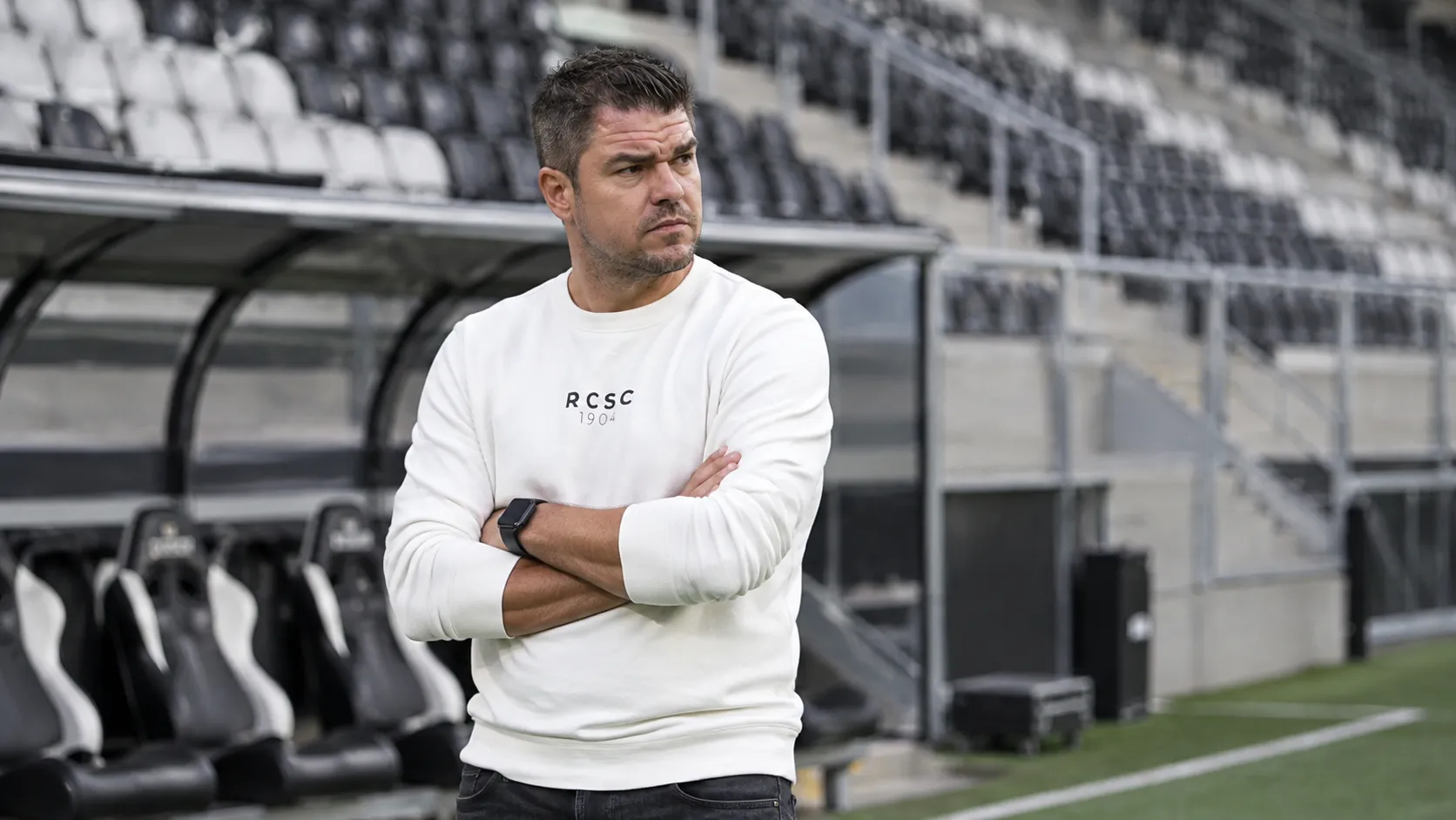 Mario Kohnen in een rustige technische zone van een leeg voetbalstadion.