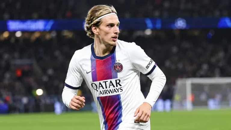 Mika Godts van PSG tijdens een wedstrijd onder stadionverlichting.