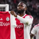 Tolu heft na een doelpunt in de Johan Cruijff ArenA een Ajax-shirt omhoog.