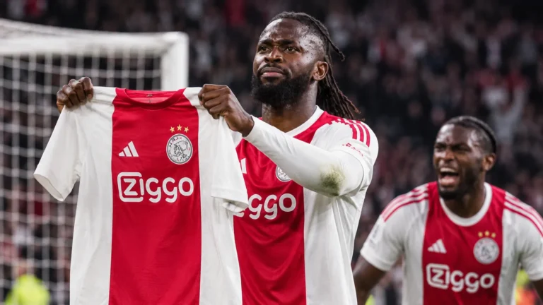 Tolu heft na een doelpunt in de Johan Cruijff ArenA een Ajax-shirt omhoog.