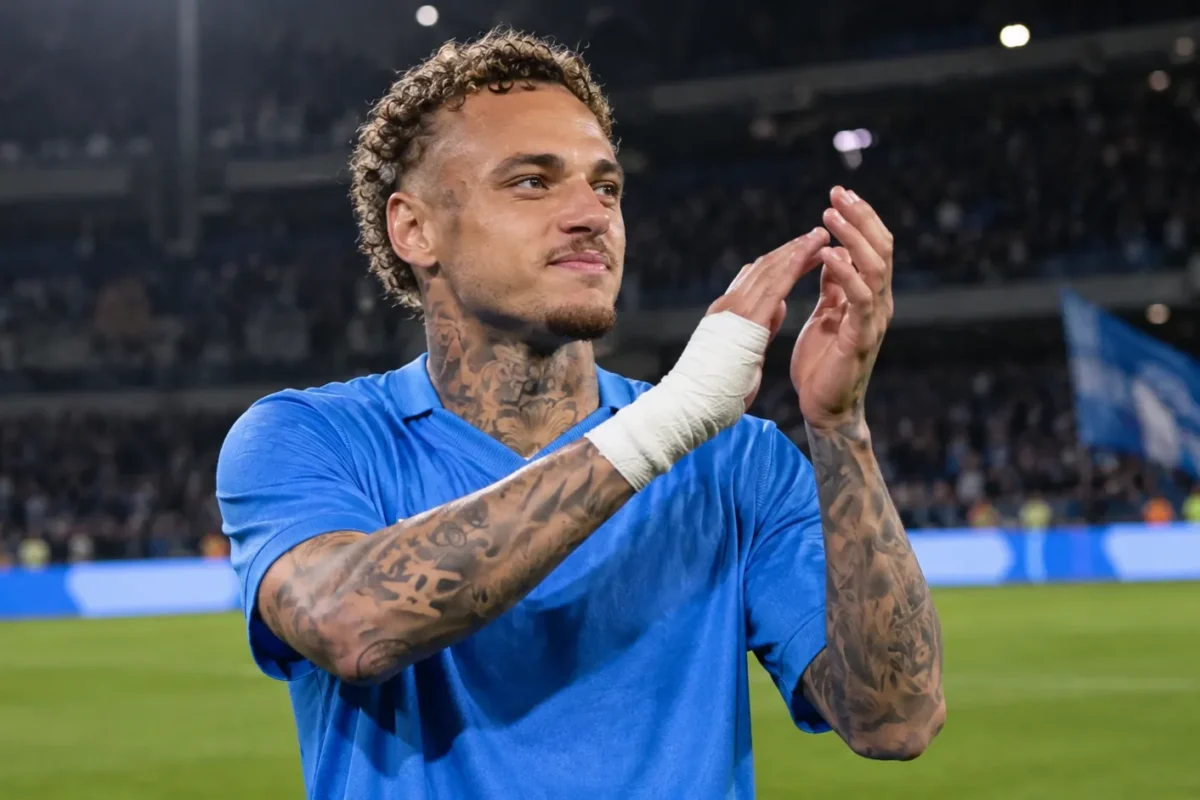 Noa Lang in een blauw shirt op het veld na een wedstrijd van Napoli.