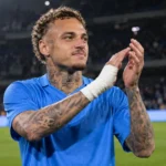 Noa Lang in een blauw shirt op het veld na een wedstrijd van Napoli.