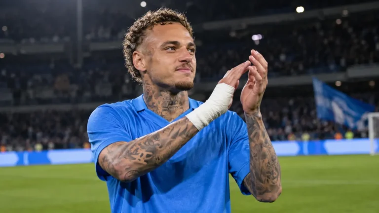 Noa Lang in een blauw shirt op het veld na een wedstrijd van Napoli.