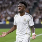 Vinícius Júnior in Real Madrid-tenue aan de zijlijn tijdens een La Liga-duel.