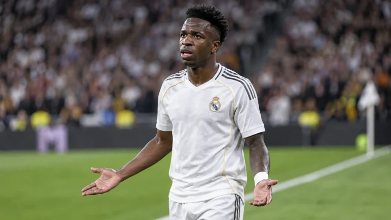 Vinícius Júnior in Real Madrid-tenue aan de zijlijn tijdens een La Liga-duel.