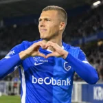 Daan Heymans van KRC Genk maakt na de wedstrijd een handgebaar op het veld.