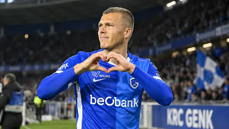 Daan Heymans van KRC Genk maakt na de wedstrijd een handgebaar op het veld.