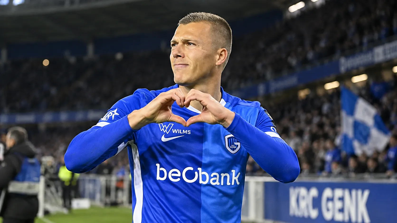 Daan Heymans van KRC Genk maakt na de wedstrijd een handgebaar op het veld.