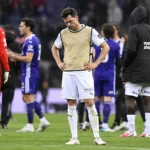 Cercle Brugge-spelers en een Anderlecht-doelman na afloop van een wedstrijd.