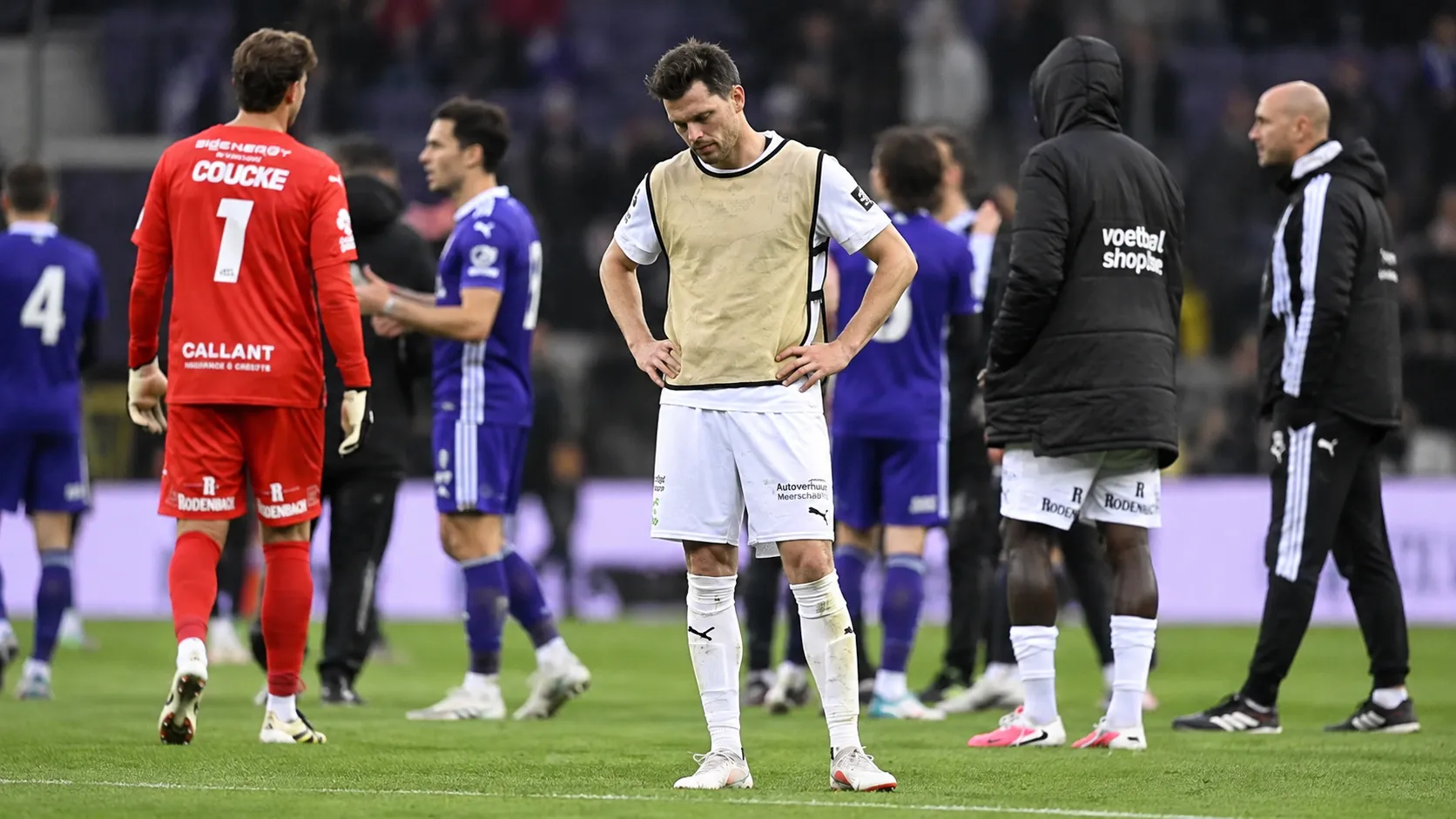 Cercle Brugge-spelers en een Anderlecht-doelman na afloop van een wedstrijd.