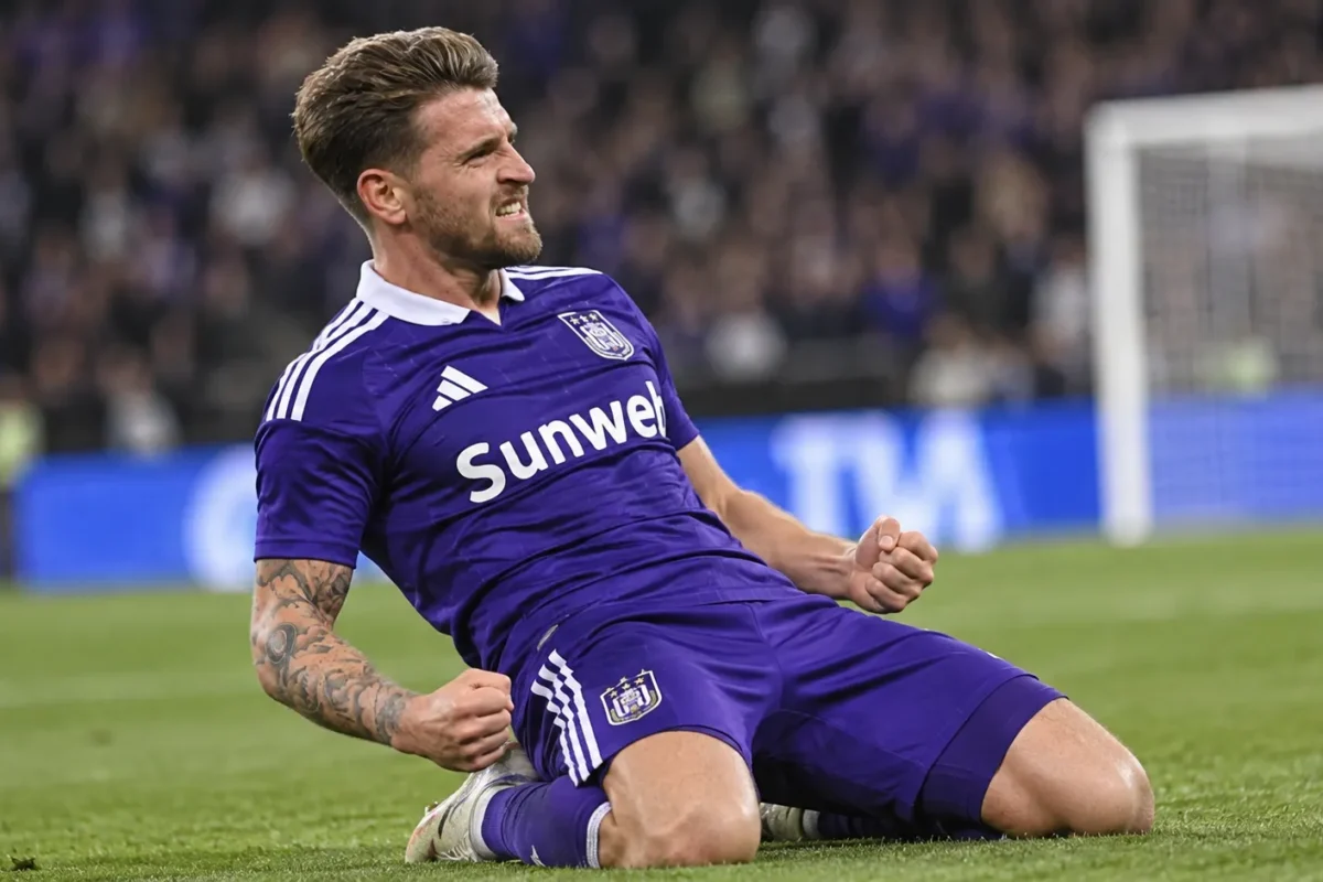 Adriano Bertaccini reageert op het veld in het paarse wedstrijdshirt van RSC Anderlecht.