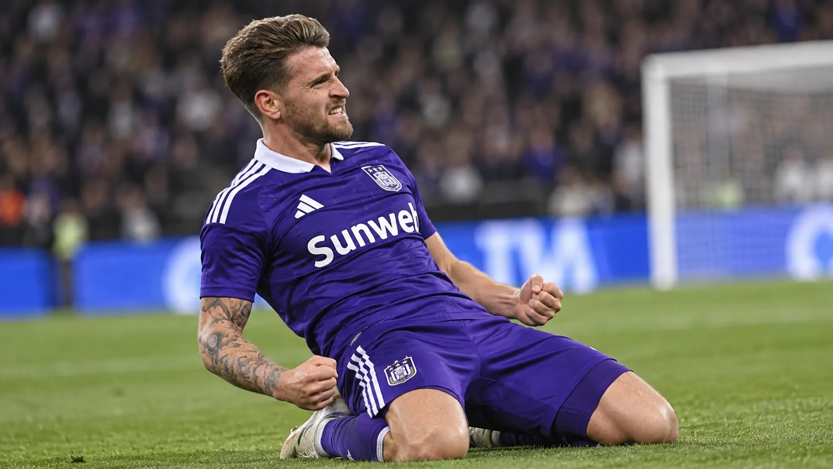Adriano Bertaccini reageert op het veld in het paarse wedstrijdshirt van RSC Anderlecht.