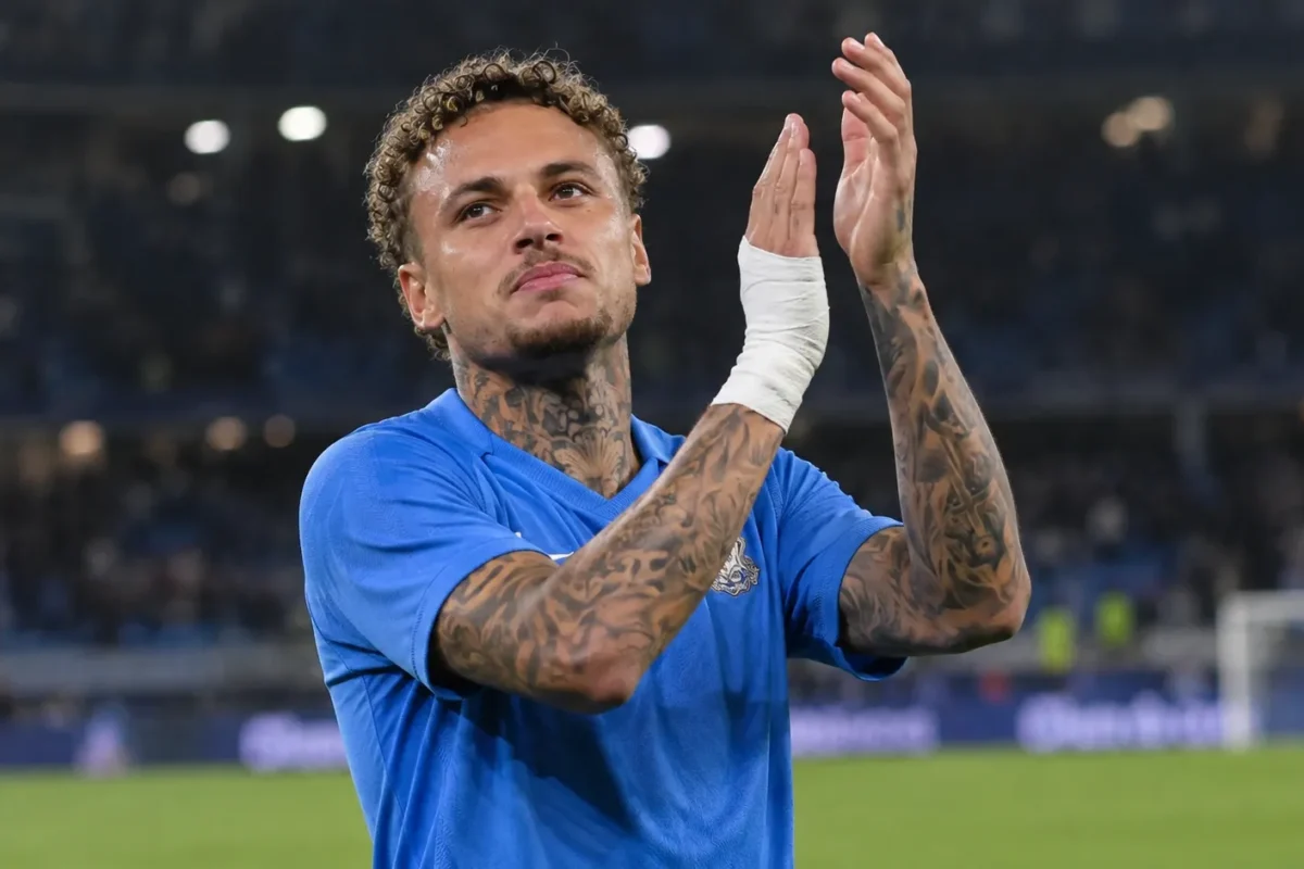 Noa Lang in blauw Napoli-tenue die applaudisseert op het veld.