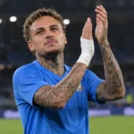 Noa Lang in blauw Napoli-tenue die applaudisseert op het veld.