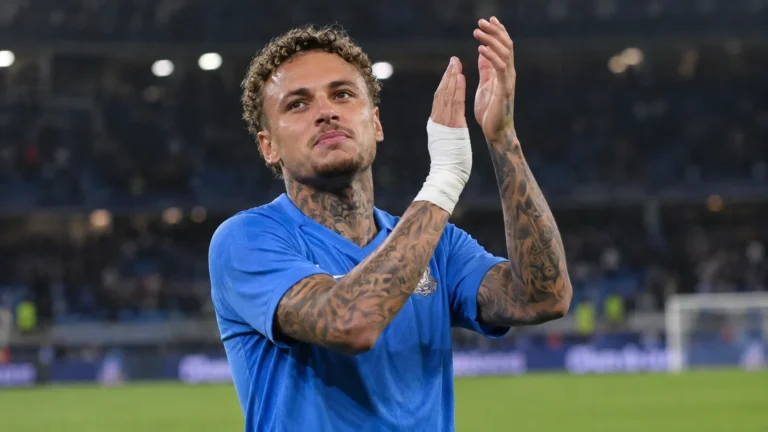 Noa Lang in blauw Napoli-tenue die applaudisseert op het veld.