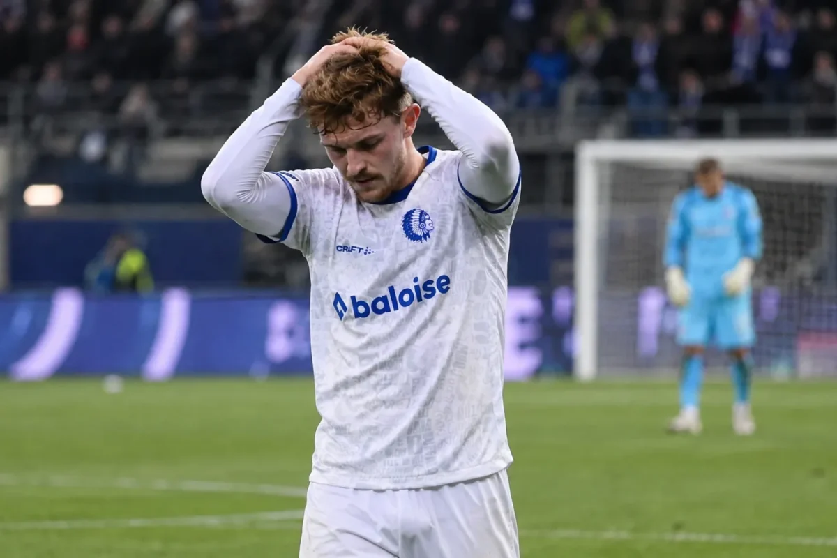Max Dean van KAA Gent staat na een wedstrijd op het veld met zijn handen op het hoofd.