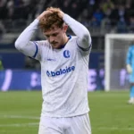 Max Dean van KAA Gent staat na een wedstrijd op het veld met zijn handen op het hoofd.