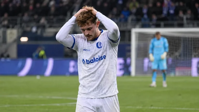 Max Dean van KAA Gent staat na een wedstrijd op het veld met zijn handen op het hoofd.