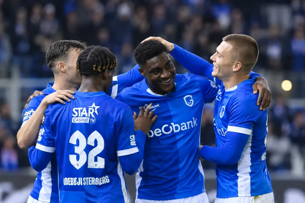 Een groep spelers van KRC Genk viert samen op het veld na de thuiszege.