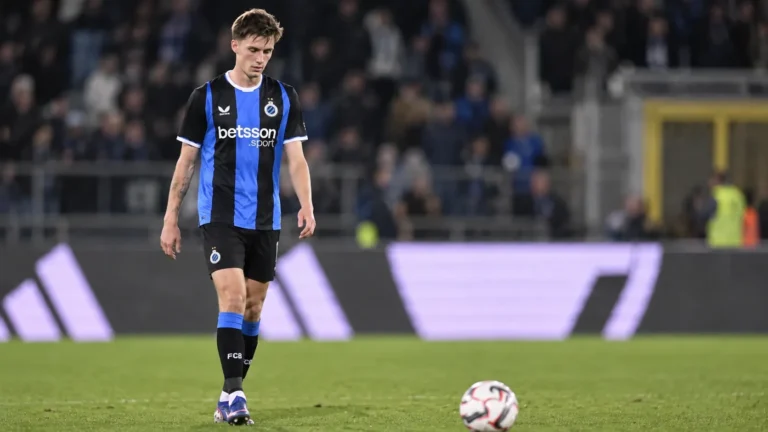 Jorne Spileers van Club Brugge kijkt na de wedstrijd geconcentreerd over het veld.