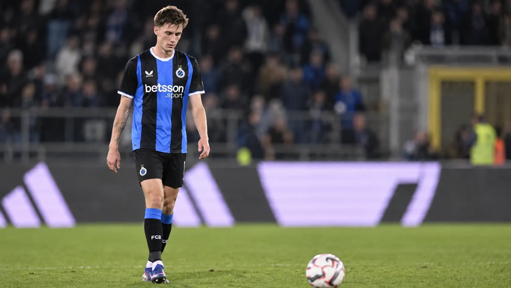 Jorne Spileers van Club Brugge kijkt na de wedstrijd geconcentreerd over het veld.