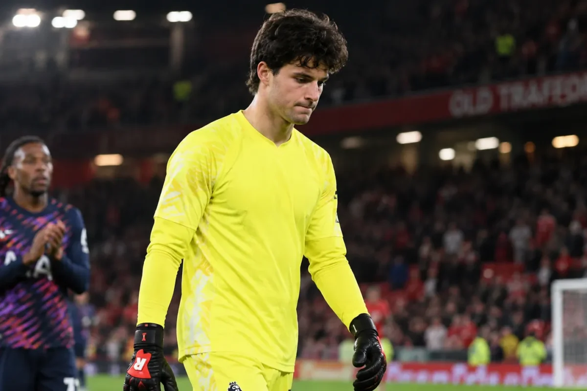 Senne Lammens in geel doelmanstenue op het veld van Old Trafford na het eindsignaal.