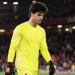 Senne Lammens in geel doelmanstenue op het veld van Old Trafford na het eindsignaal.