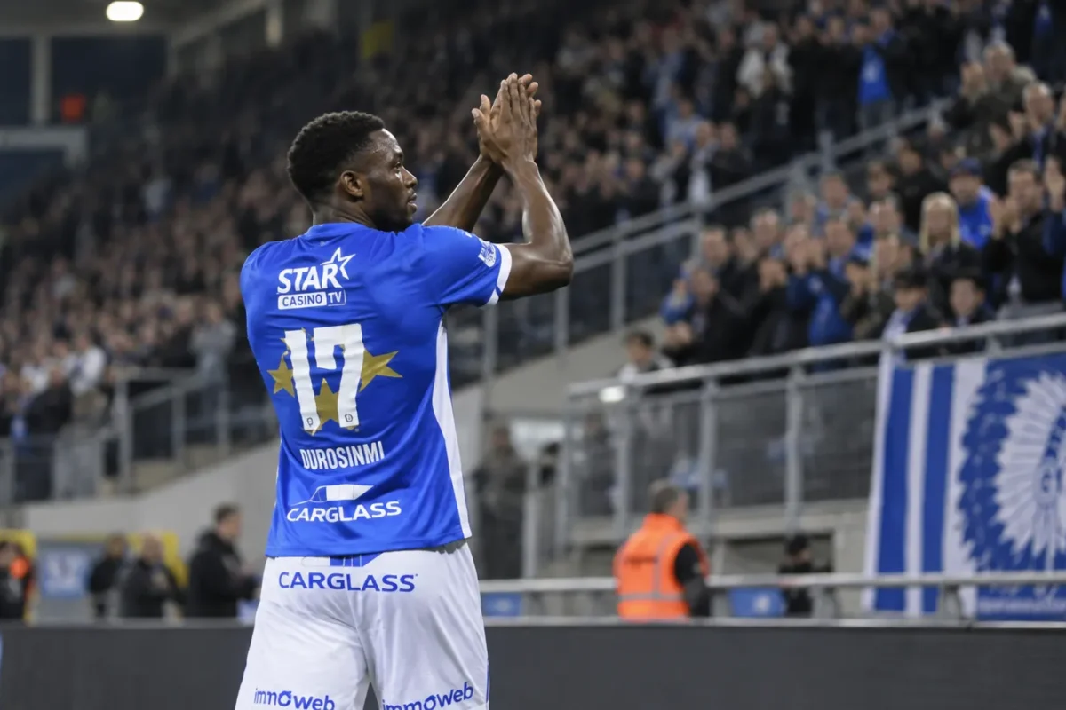 Rafiu Durosinmi applaudisseert na de wedstrijd in een blauw wedstrijdshirt.