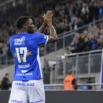 Rafiu Durosinmi applaudisseert na de wedstrijd in een blauw wedstrijdshirt.
