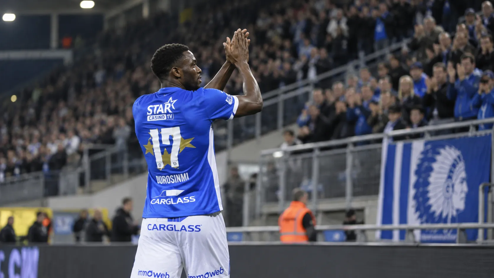 Rafiu Durosinmi applaudisseert na de wedstrijd in een blauw wedstrijdshirt.