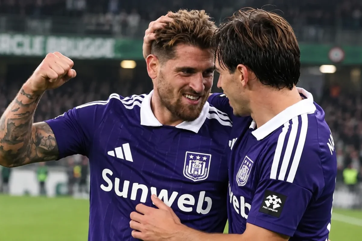 Adriano Bertaccini viert op het veld met een ploegmaat van Anderlecht.