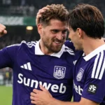 Adriano Bertaccini viert op het veld met een ploegmaat van Anderlecht.