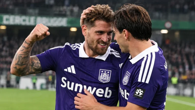 Adriano Bertaccini viert op het veld met een ploegmaat van Anderlecht.
