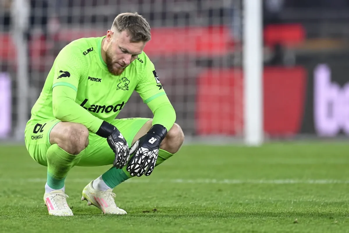 Brent Gabriël van Zulte Waregem staat na de wedstrijd op het veld in doelmanskleding.
