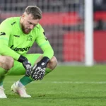 Brent Gabriël van Zulte Waregem staat na de wedstrijd op het veld in doelmanskleding.