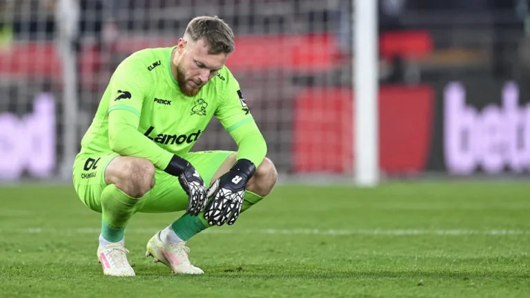 Brent Gabriël van Zulte Waregem staat na de wedstrijd op het veld in doelmanskleding.