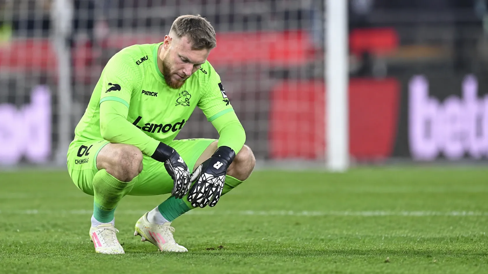 Brent Gabriël van Zulte Waregem staat na de wedstrijd op het veld in doelmanskleding.