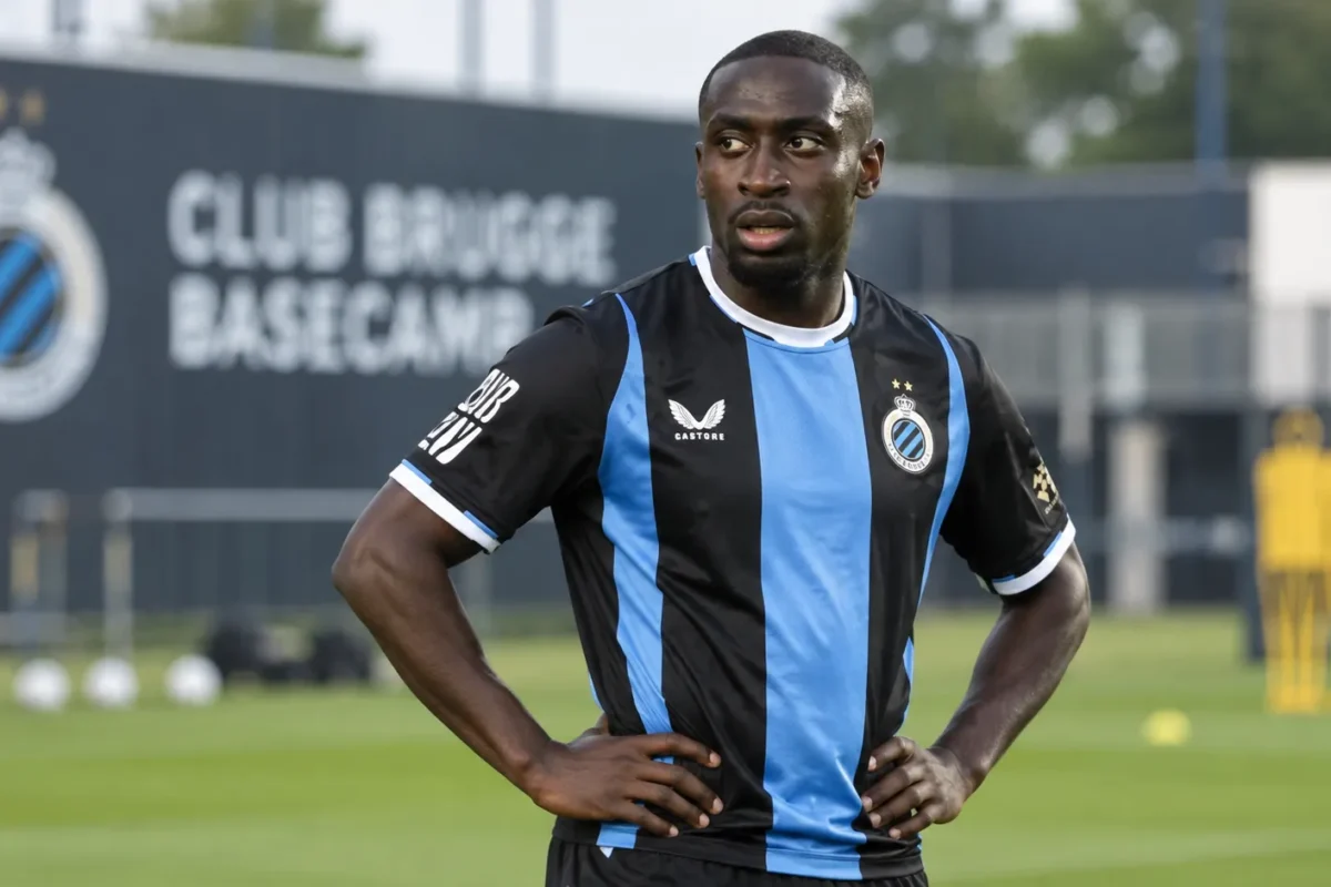 Carlos Forbs in het tenue van Club Brugge tijdens een rustig moment aan de zijlijn.
