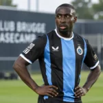 Carlos Forbs in het tenue van Club Brugge tijdens een rustig moment aan de zijlijn.