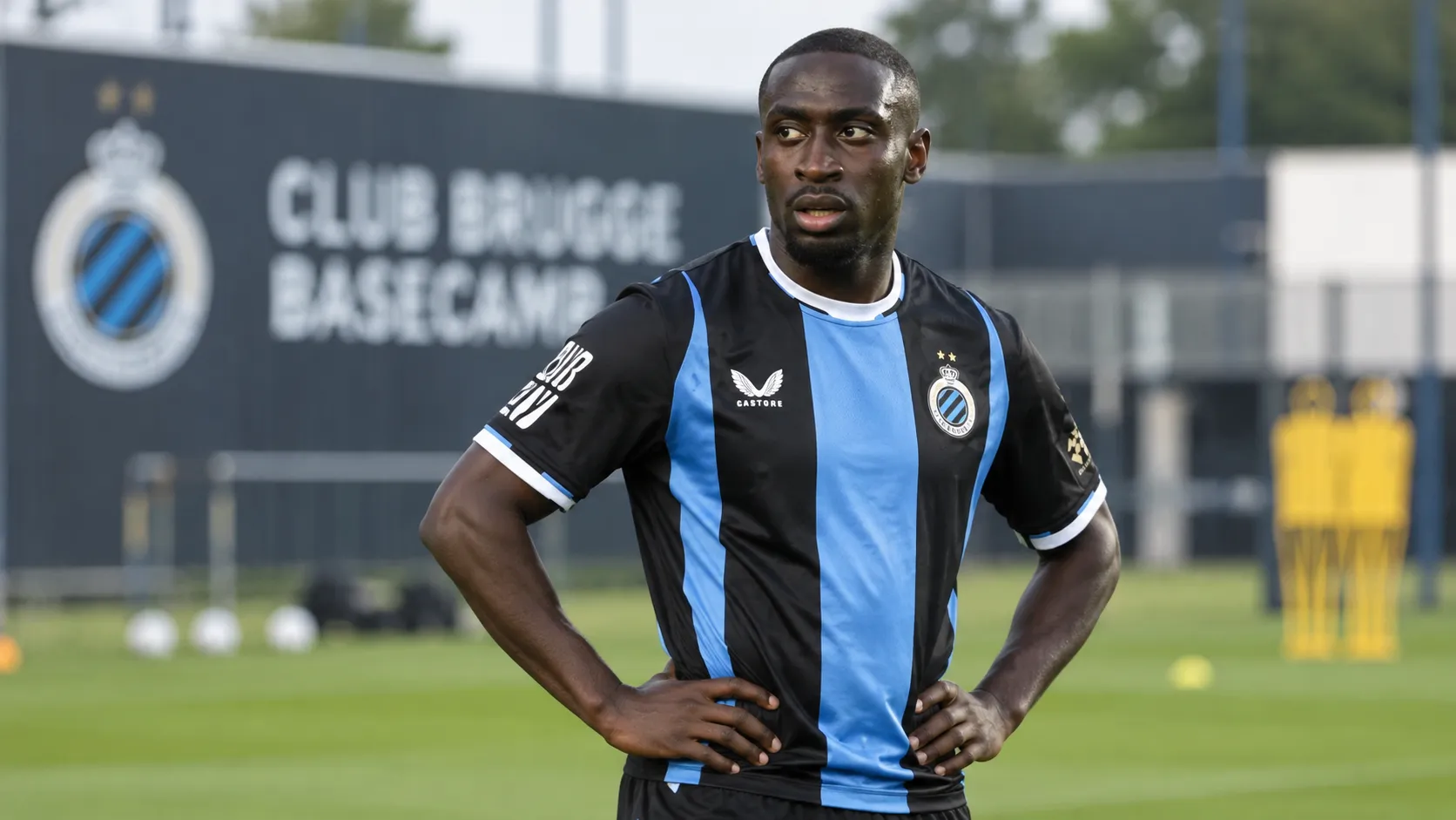Carlos Forbs in het tenue van Club Brugge tijdens een rustig moment aan de zijlijn.