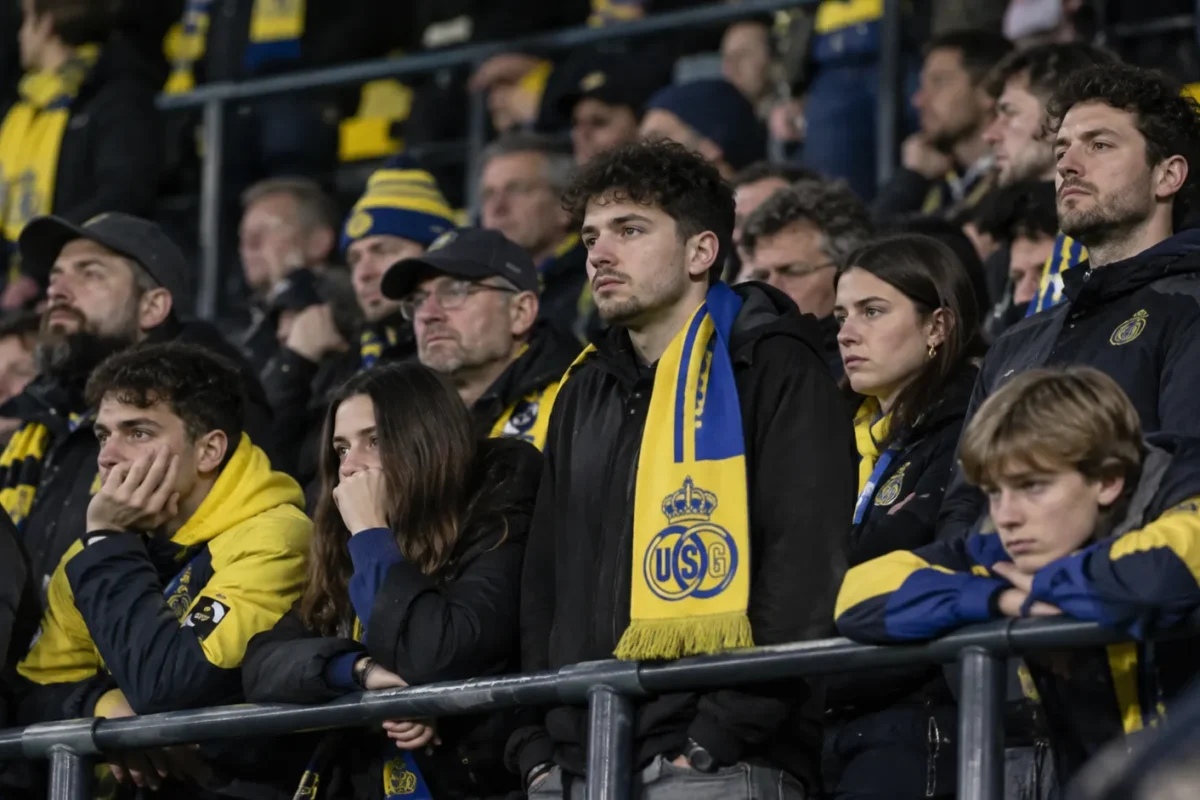 Supporters van Union met geel-blauwe sjaals op de tribune na de thuiswedstrijd tegen OHL.