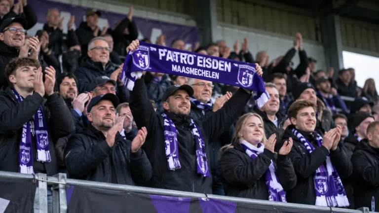 Een groep Patro Eisden-supporters viert samen in de tribune na de derbyzege.