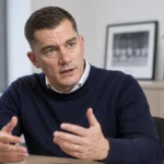 Jonathan Lardot tijdens een interview in een kantooromgeving.