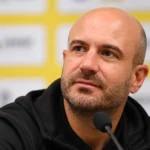 Frédéric De Meyer tijdens een media-interview in een clubruimte.