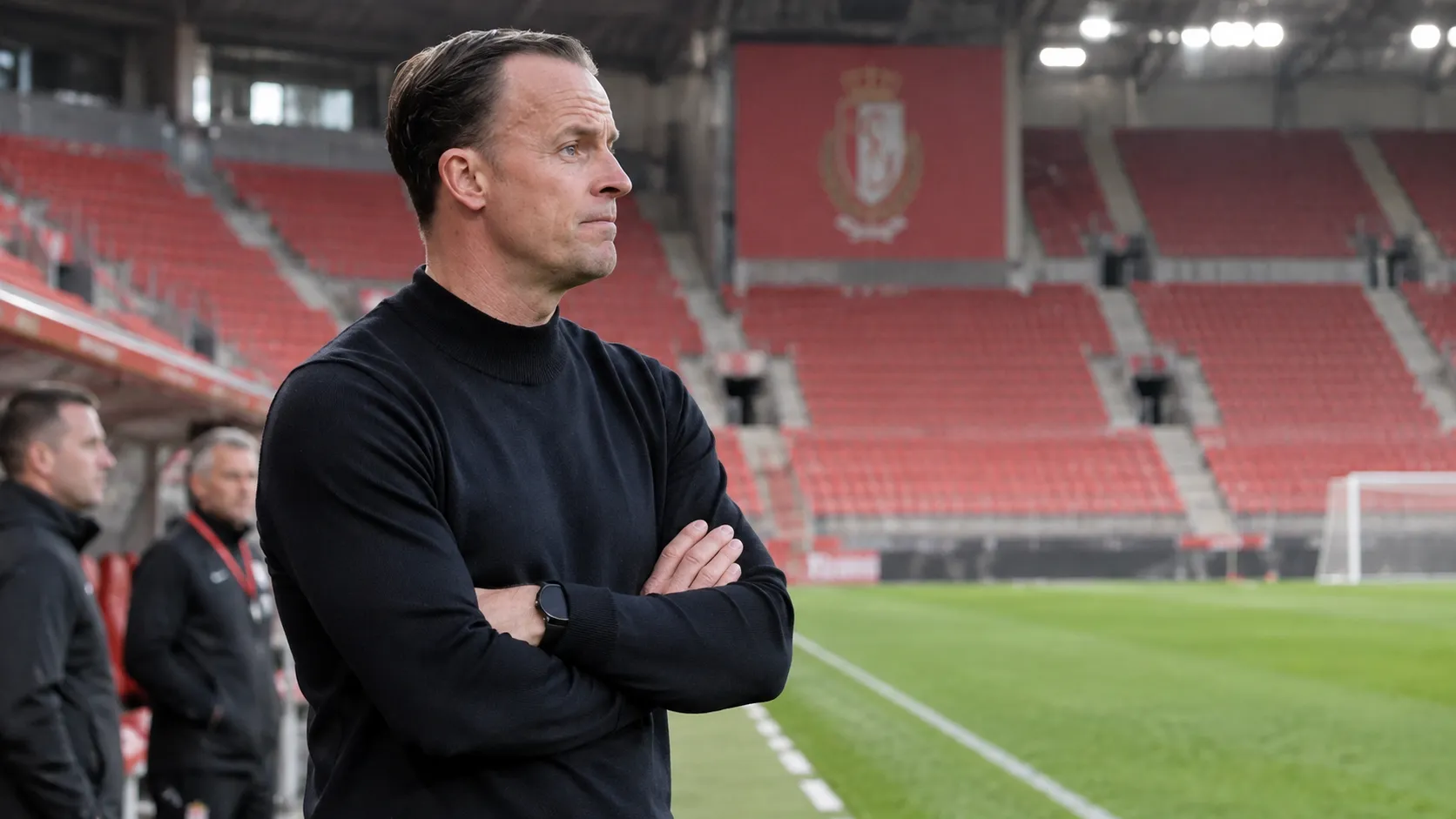 Vincent Euvrard staat na de wedstrijd aan de rand van het veld.