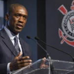 Clarence Seedorf spreekt aan een lectern tijdens een officiële persconferentie van Corinthians.