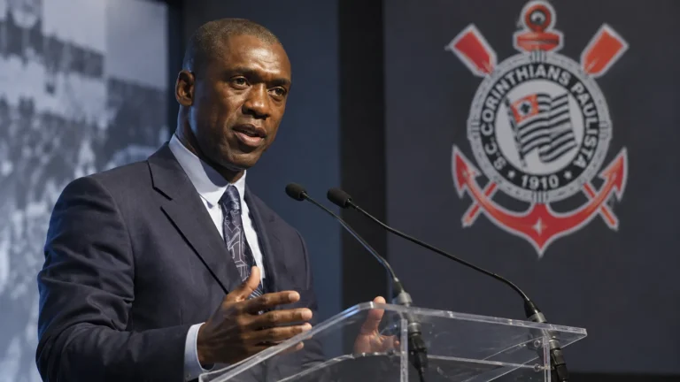 Clarence Seedorf spreekt aan een lectern tijdens een officiële persconferentie van Corinthians.
