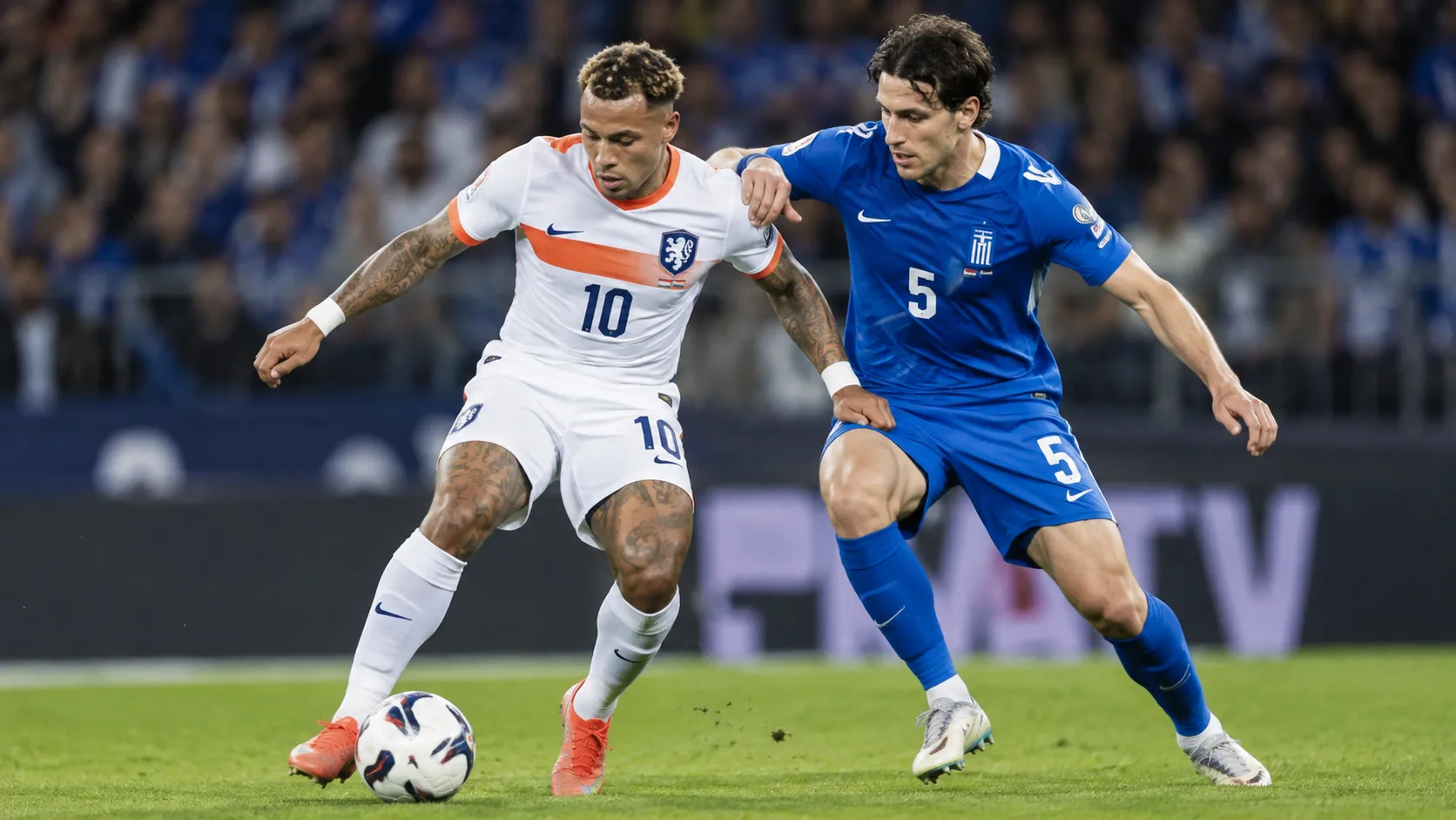 Twee voetballers van Nederland en Griekenland in duel op het veld.