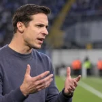 David Hubert tijdens een interview langs de zijlijn na een wedstrijd van Union.